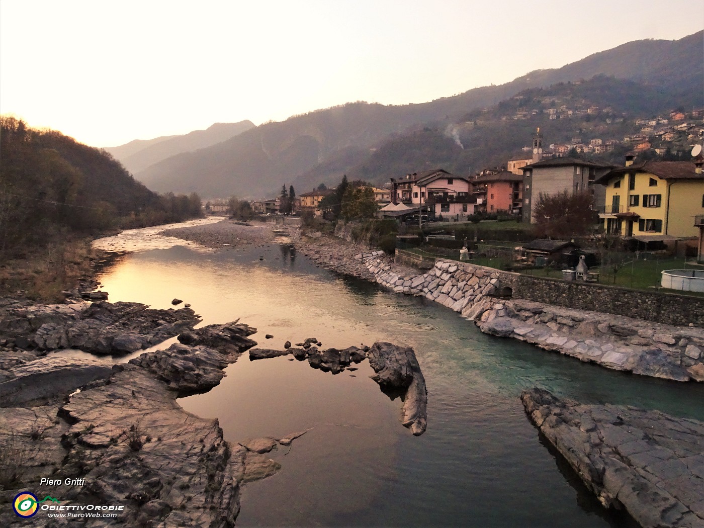 100 Dal Ponte Vecchio di Zogno riflessi del tramonto nelle acque del Brembo.JPG